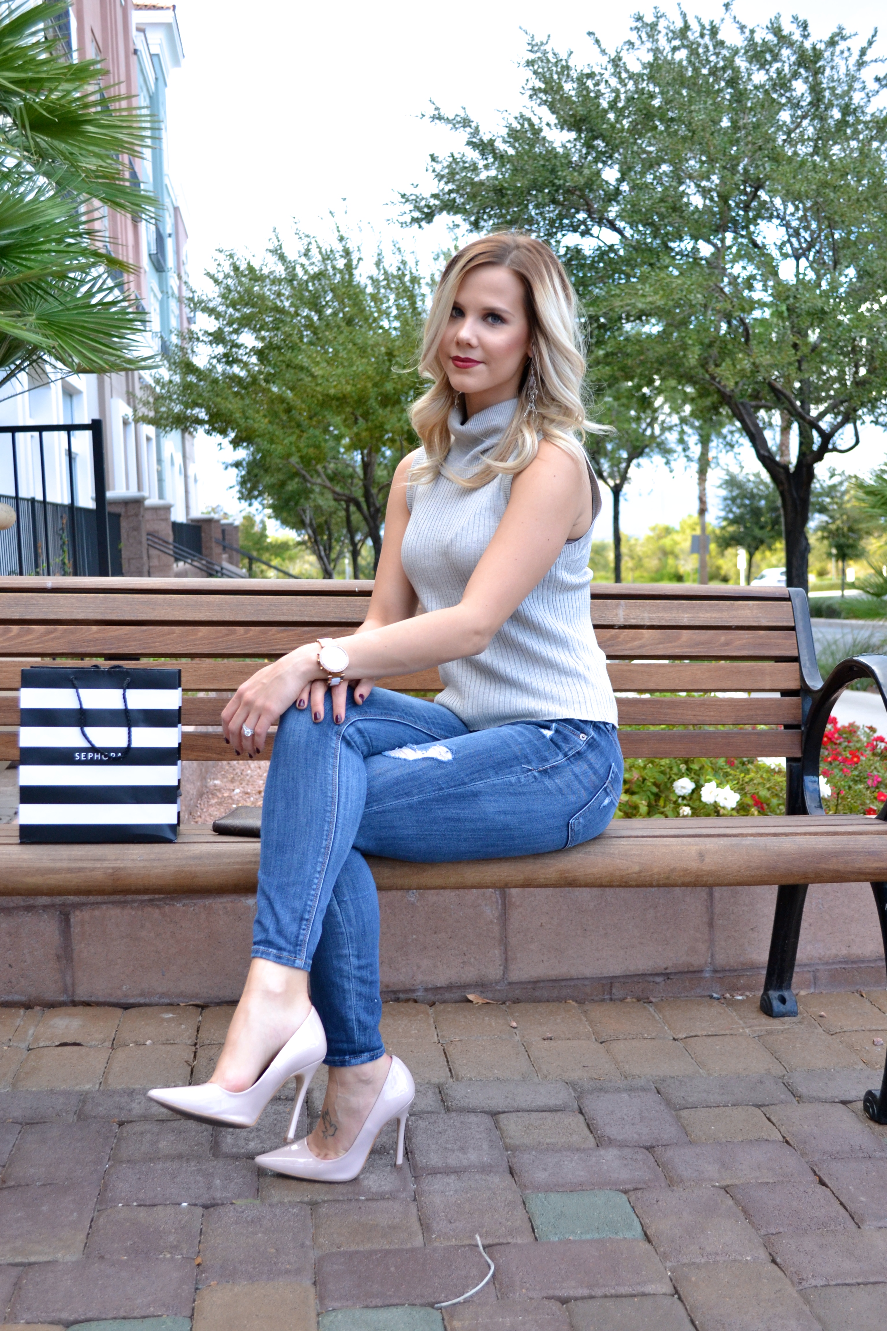 Sleeveless Sweater and ripped jeans in nude pointed pumps