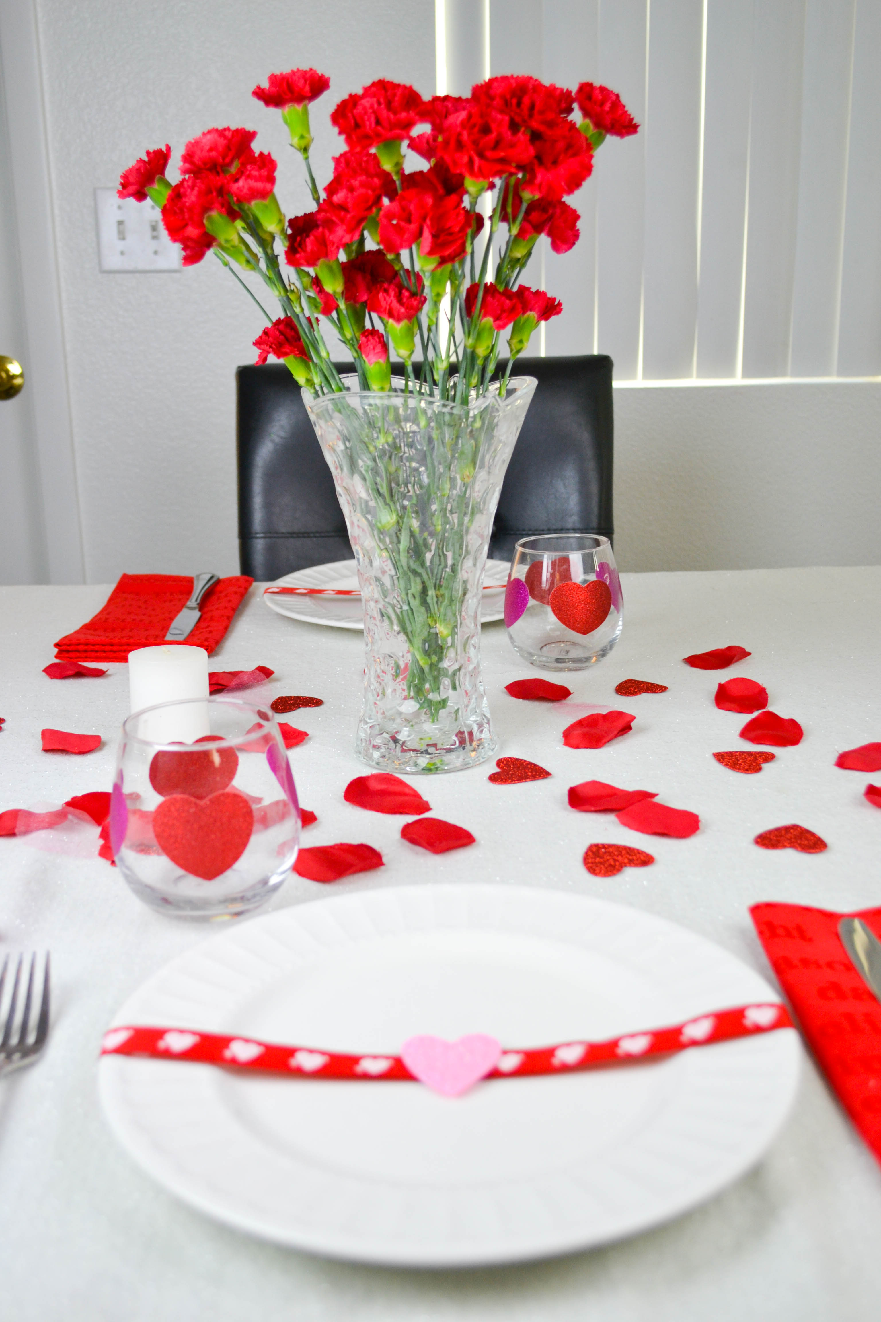 day, Valentine's Day, dinner, romantic, dinner, day dinner, hearts, love, decor, day decor, table setting for Valentine's Day