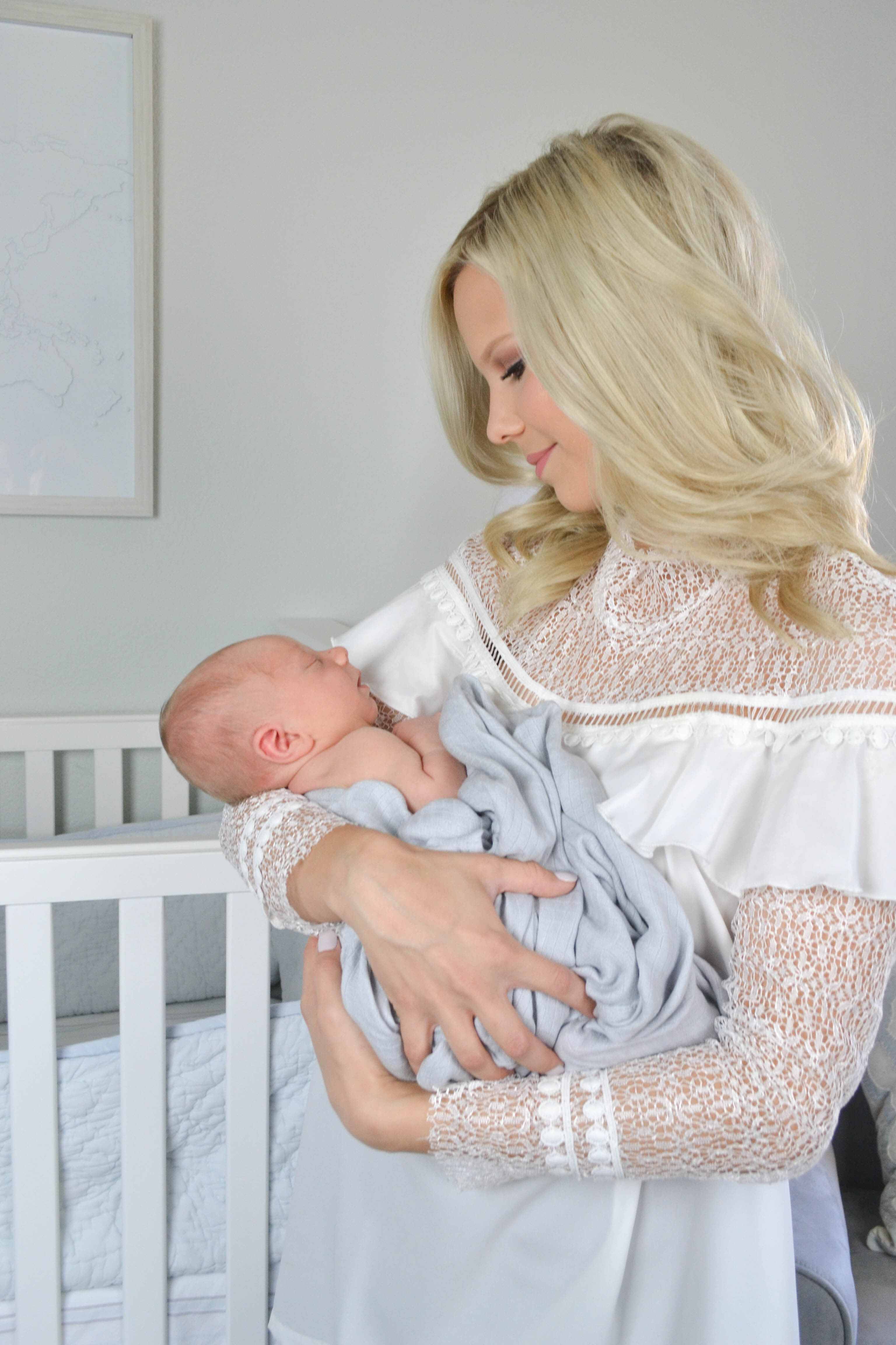 mommy blogger, mom and newborn, newborn photos