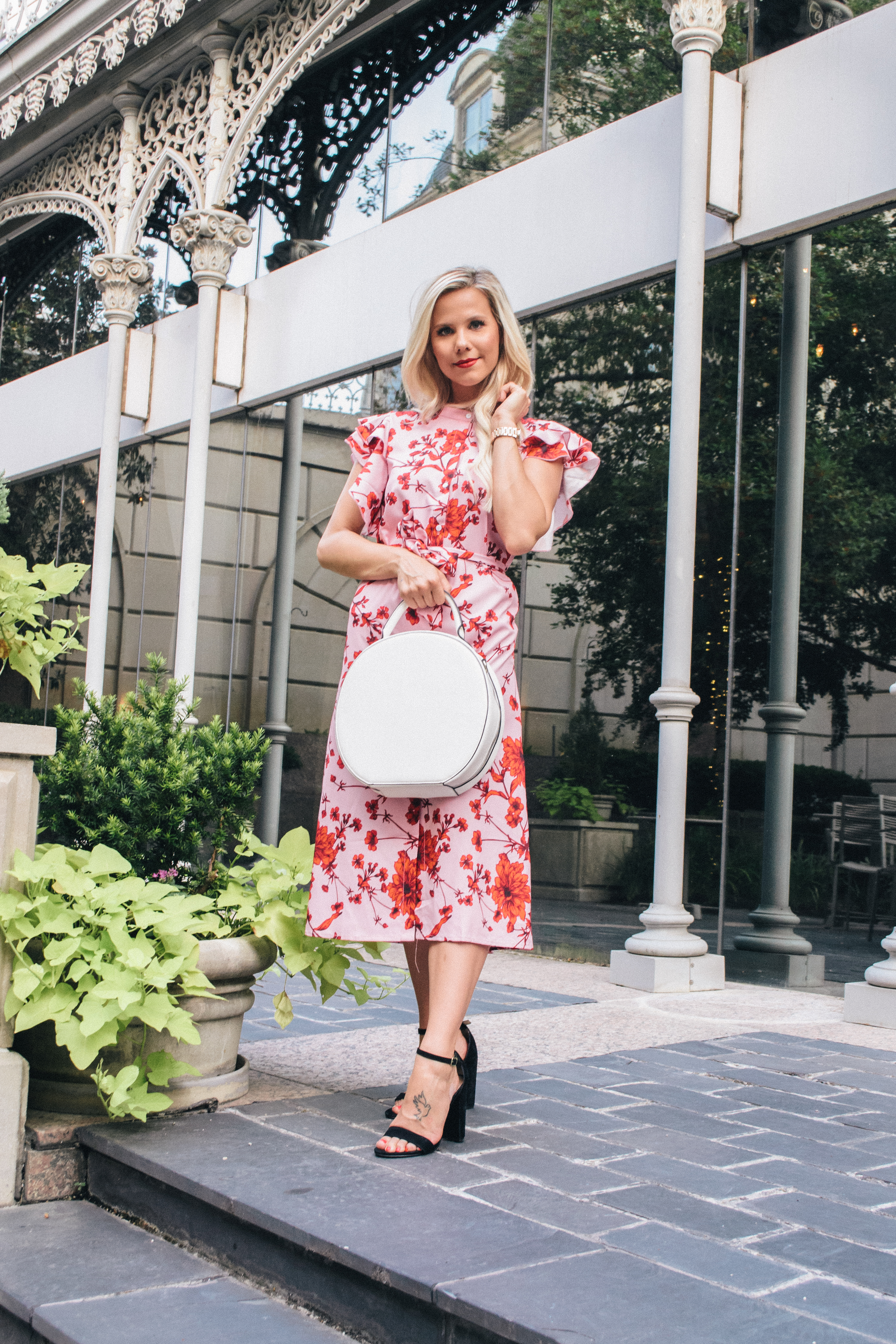 pink and red floral ruffle sleeve shirt dress with white round circle bag and black open toe Steve Madden heels 