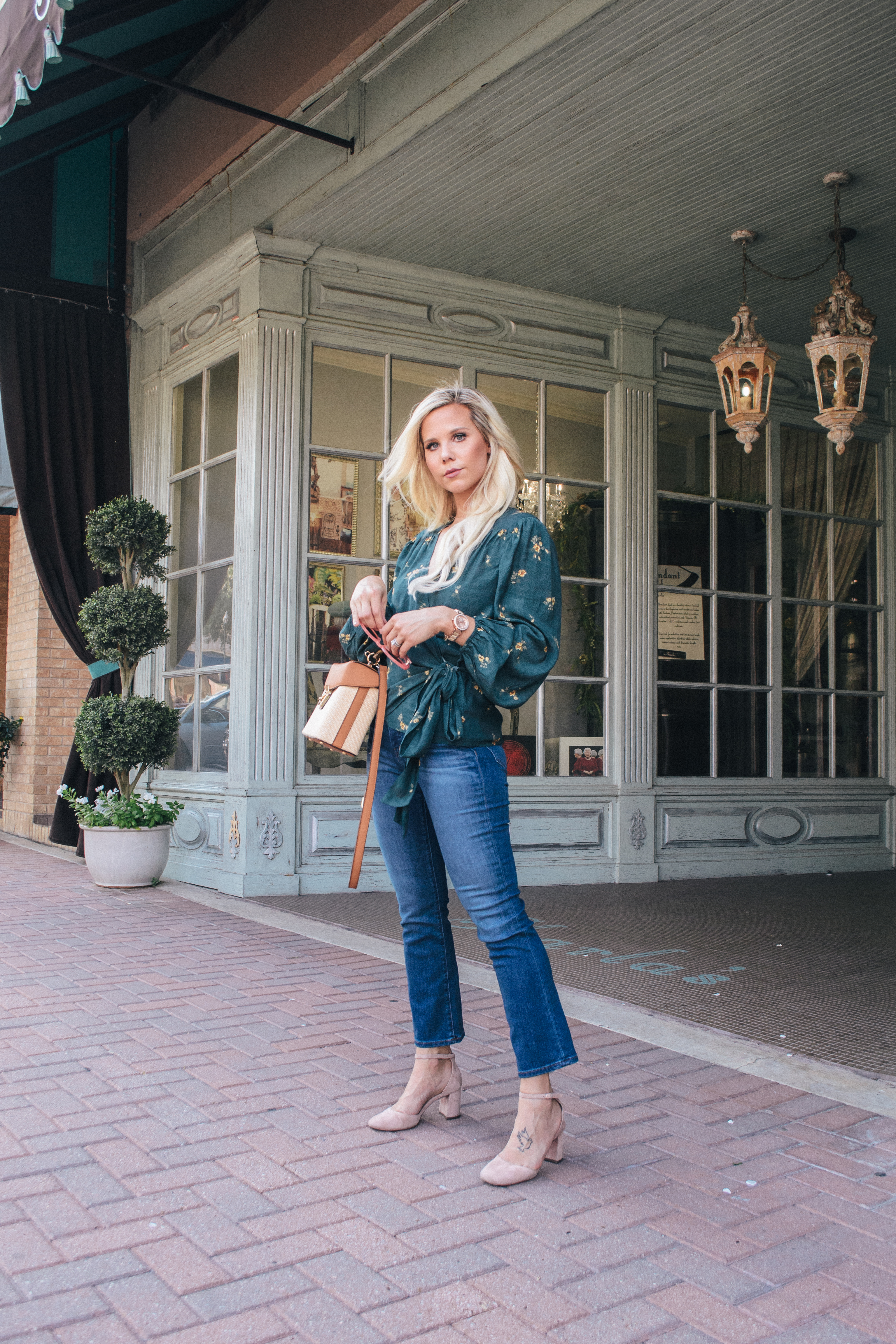 Look chic and stylish in no time at all with these tips for getting ready fast! Looking good doesn't have to take a lot of time in the morning! #fashion #fallfashion #fallstyle