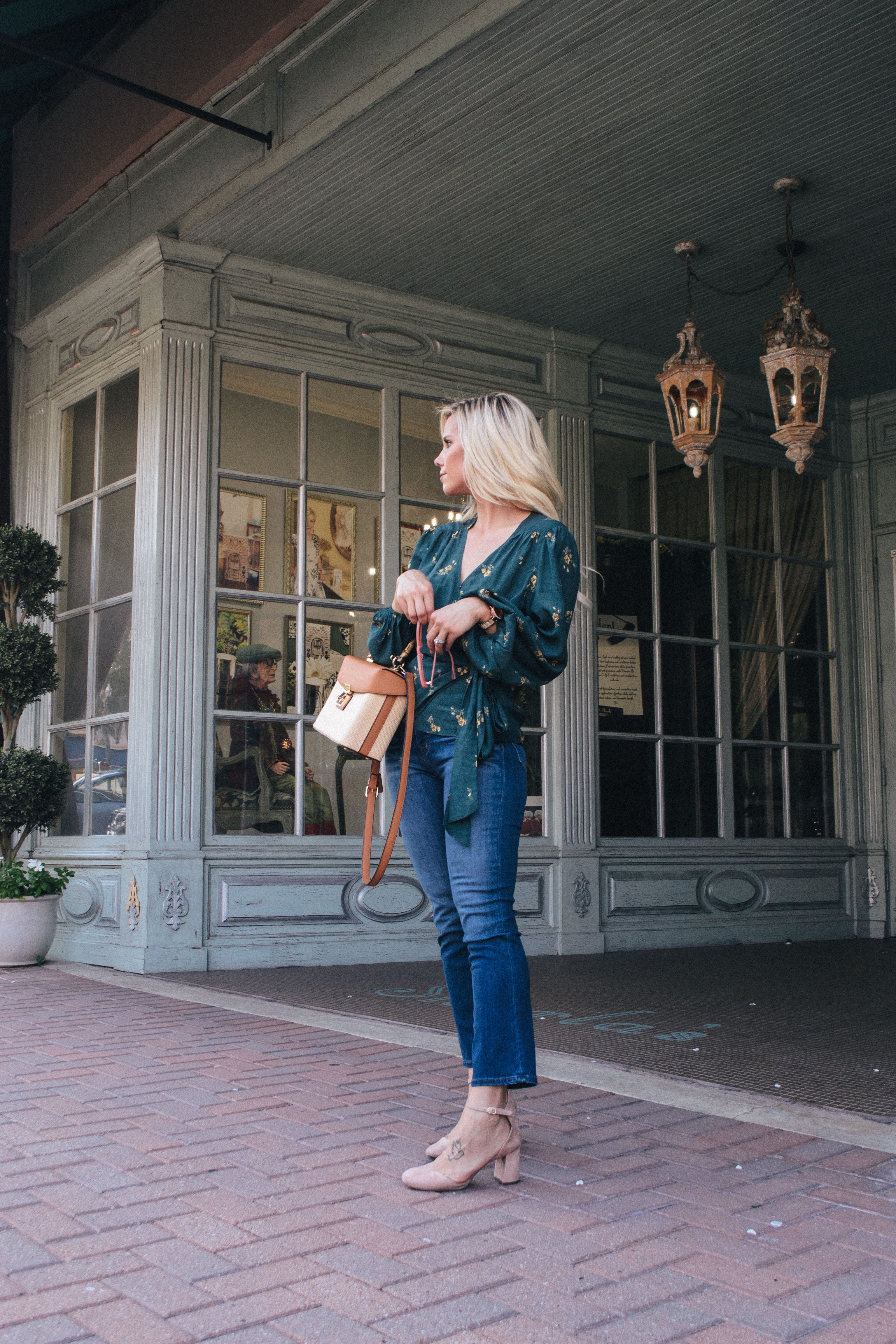 Look chic and stylish in no time at all with these tips for getting ready fast! Looking good doesn't have to take a lot of time in the morning! #fashion #fallfashion #fallstyle