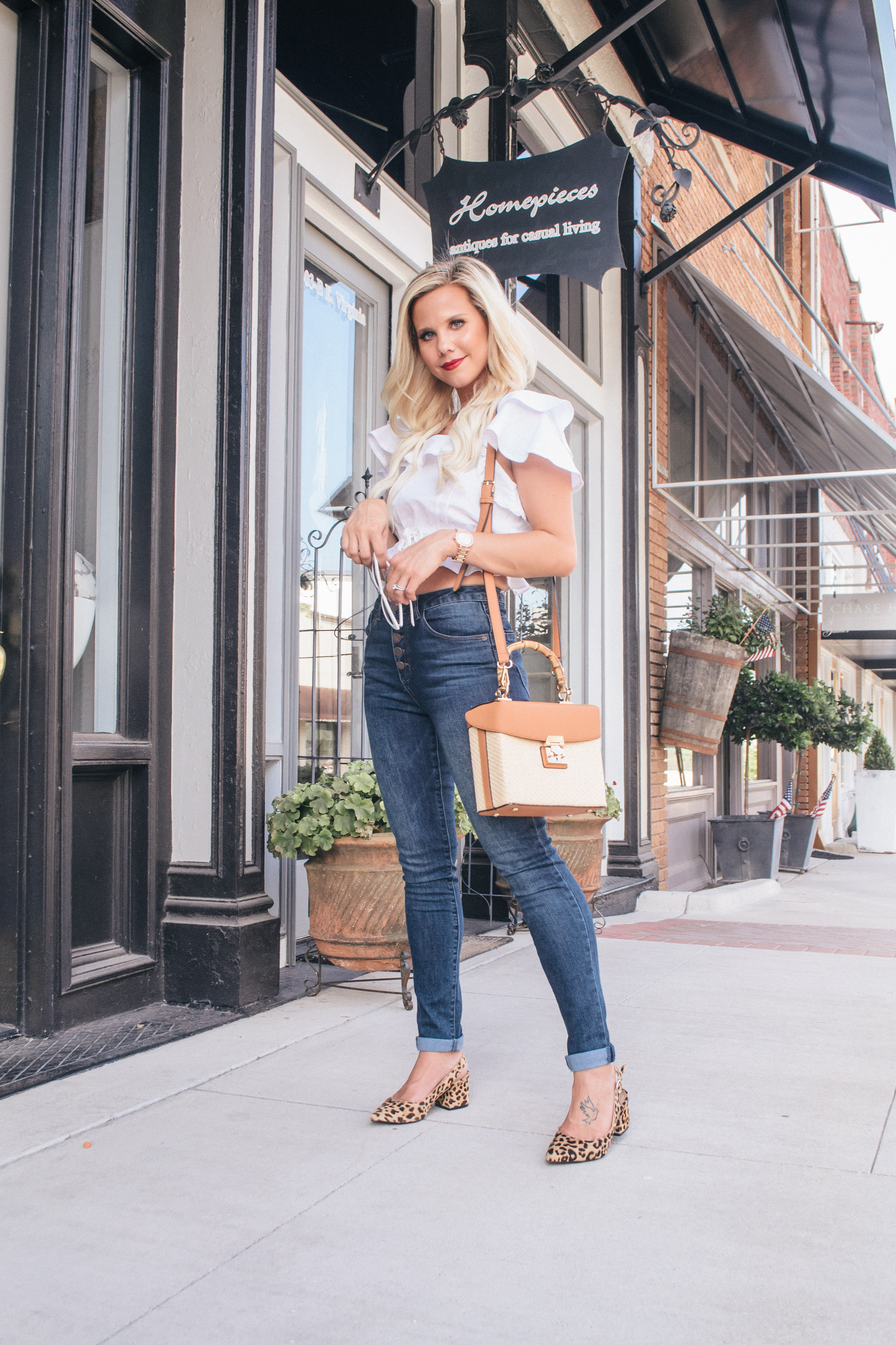 Look casually chic in this easy errand running outfit! Glam Life Living is sharing how she steps up the usual boss babe outfit for all the busy ladies of the world! Casual can still be cute! 