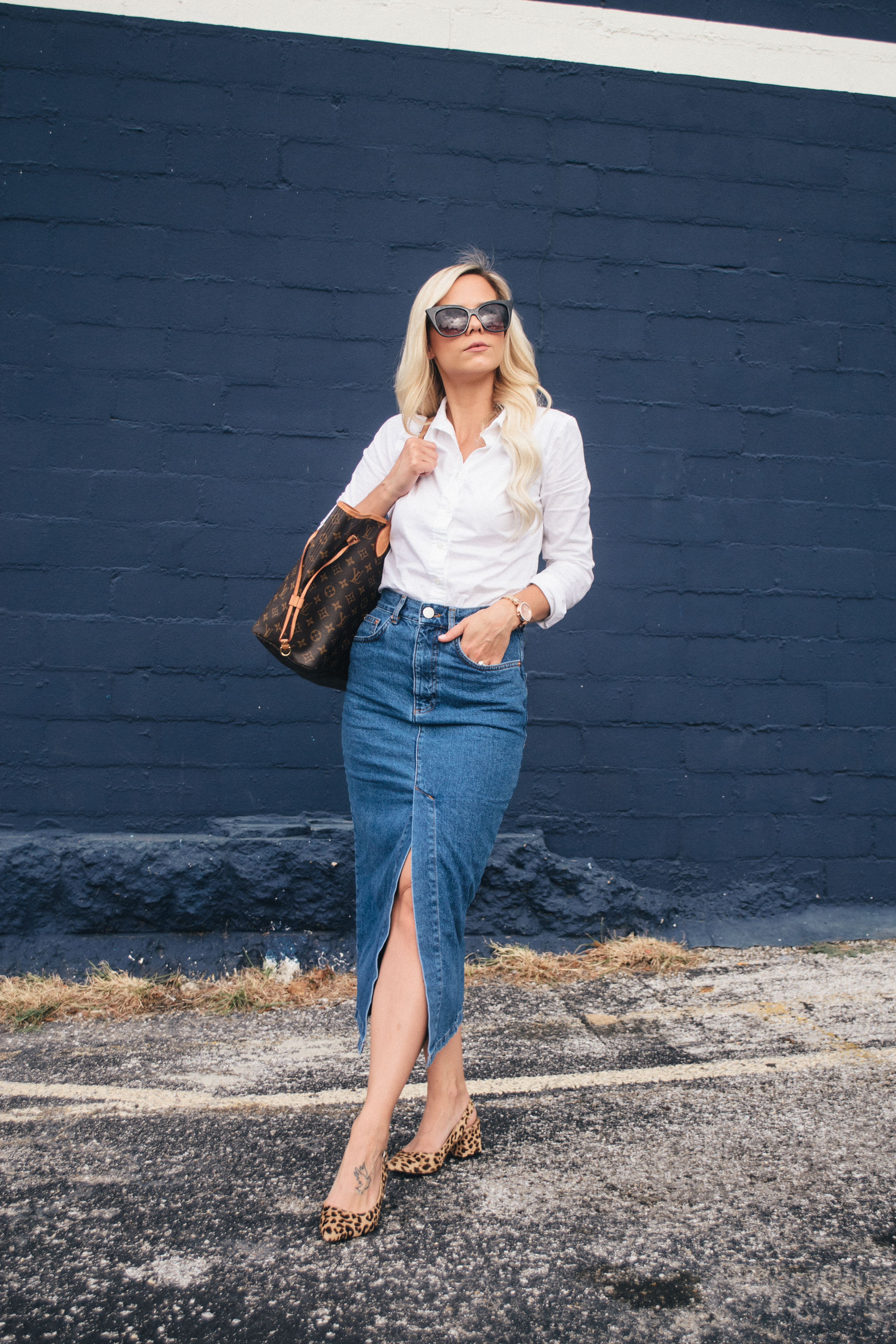 This under $50 denim midi skirt with a classic white button up is the perfect no fuss work outfit for fall. #workoutfit #denimmidiskirt #longdenimskirt #falloutfit 