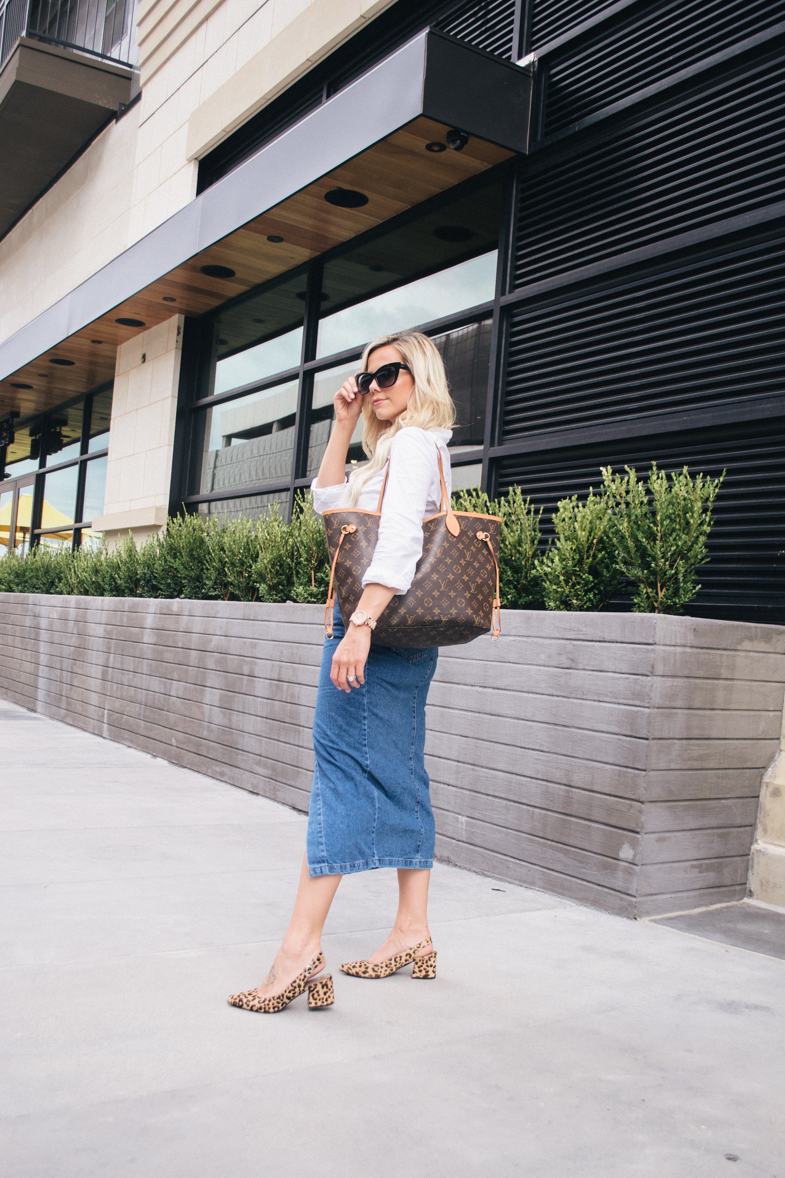 his under $50 denim midi skirt with a classic white button up is the perfect no fuss work outfit for fall! #workouotfit #falloutfit