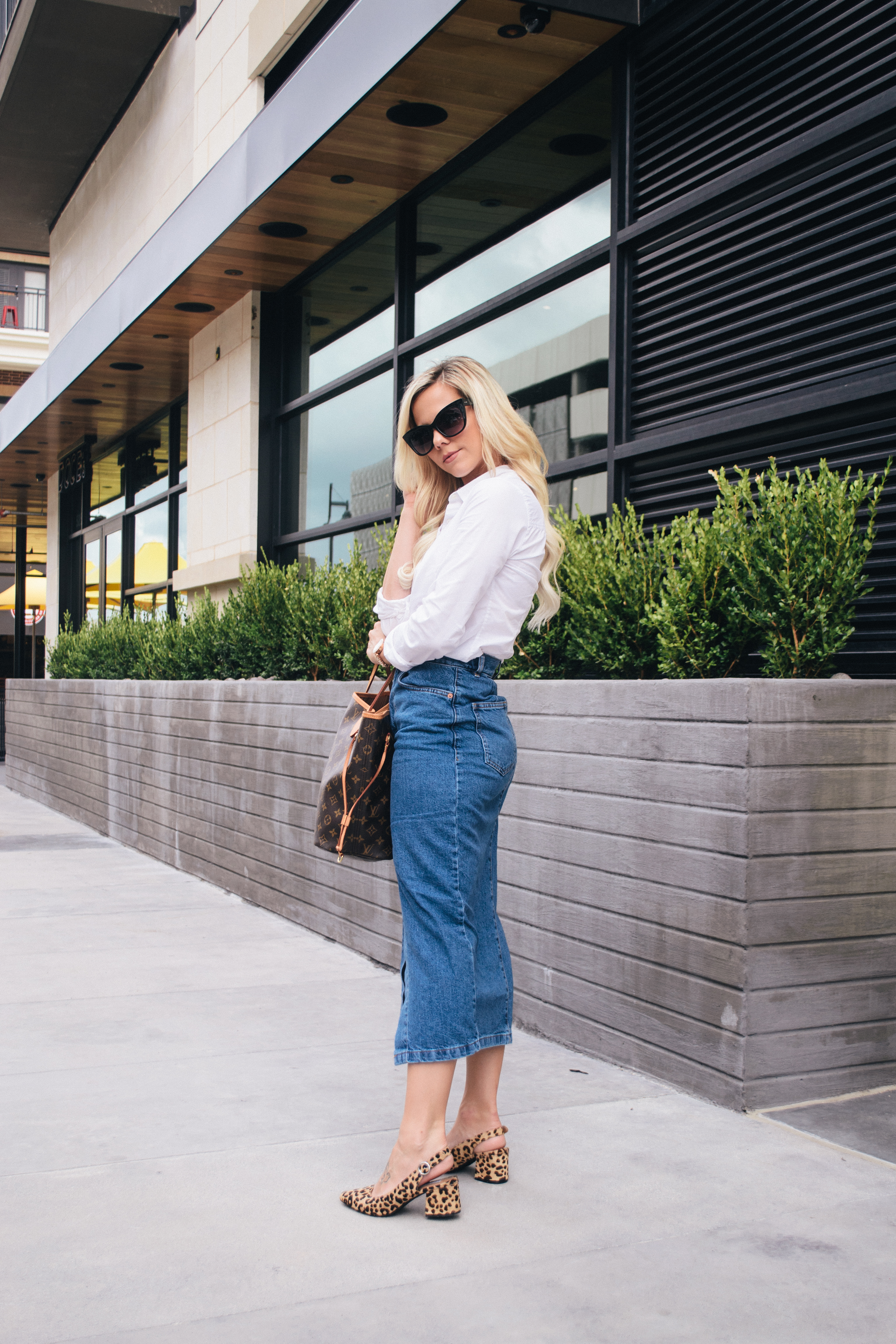 This under $50 denim midi skirt with a classic white button up is the perfect no fuss work outfit for fall. #denimskirt #longdenimskirt #workoutfit #classicwhitebuttonup