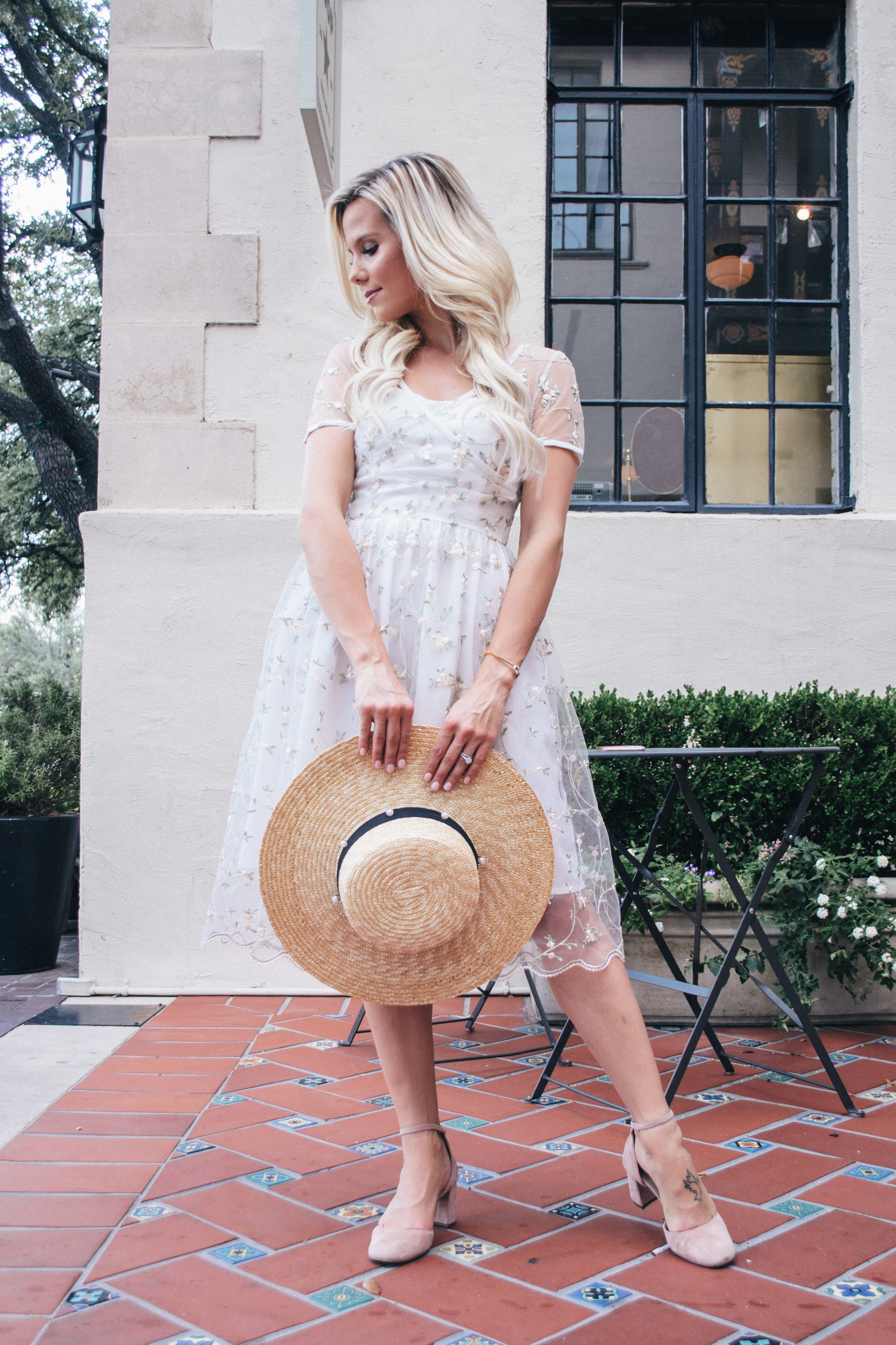 Look like a modern day Grace Kelly with this ivory a-line embroidered dress #1950style #gracekelly #gracekellystyle #modernmuse #vintagestyle |Hannah McDonnell of Glam Life Living a Dallas blonde|