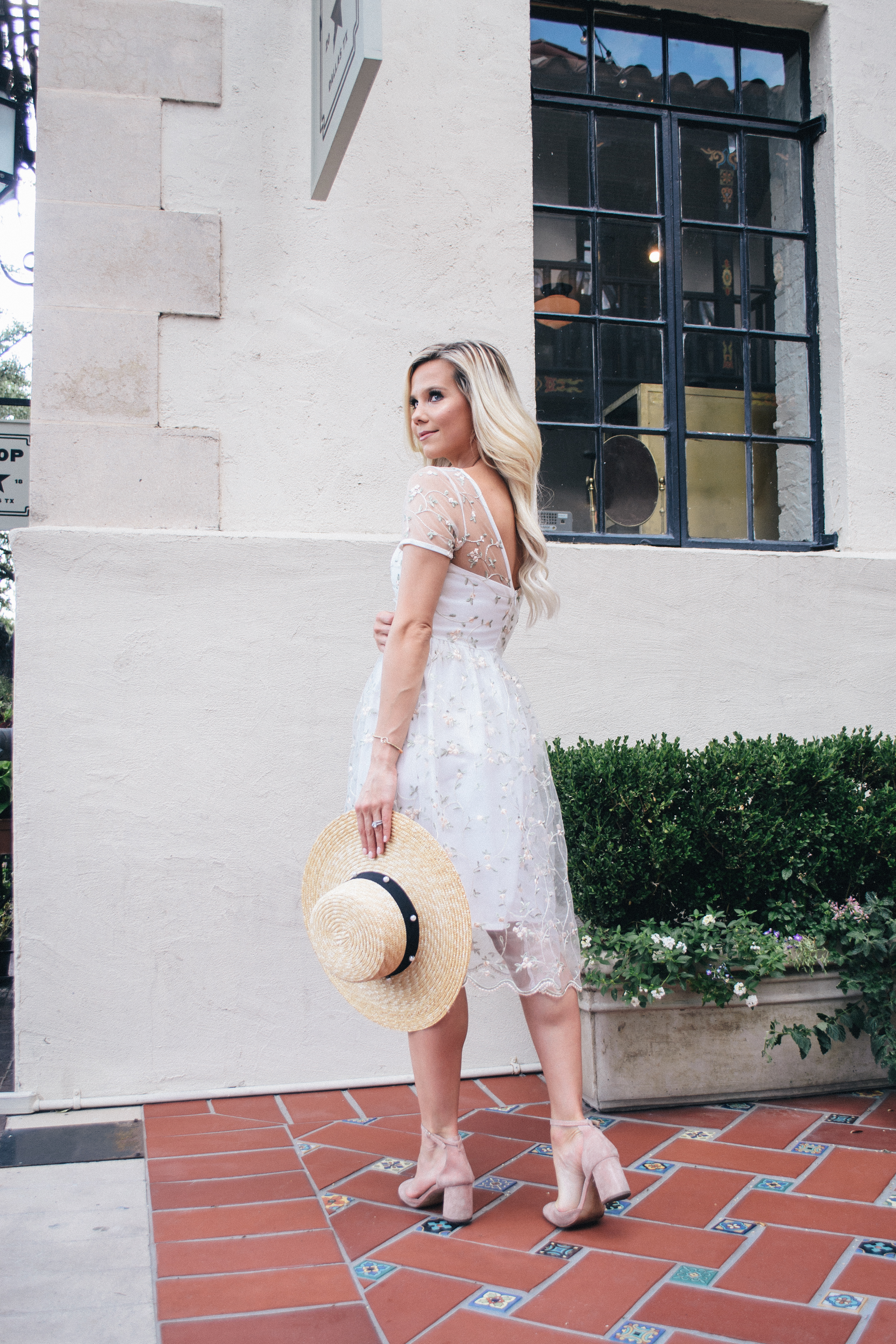 Look like a modern day Grace Kelly with this ivory a-line embroidered dress #1950style #gracekelly #gracekellystyle #modernmuse #vintagestyle |Hannah McDonnell of Glam Life Living a Dallas blonde|