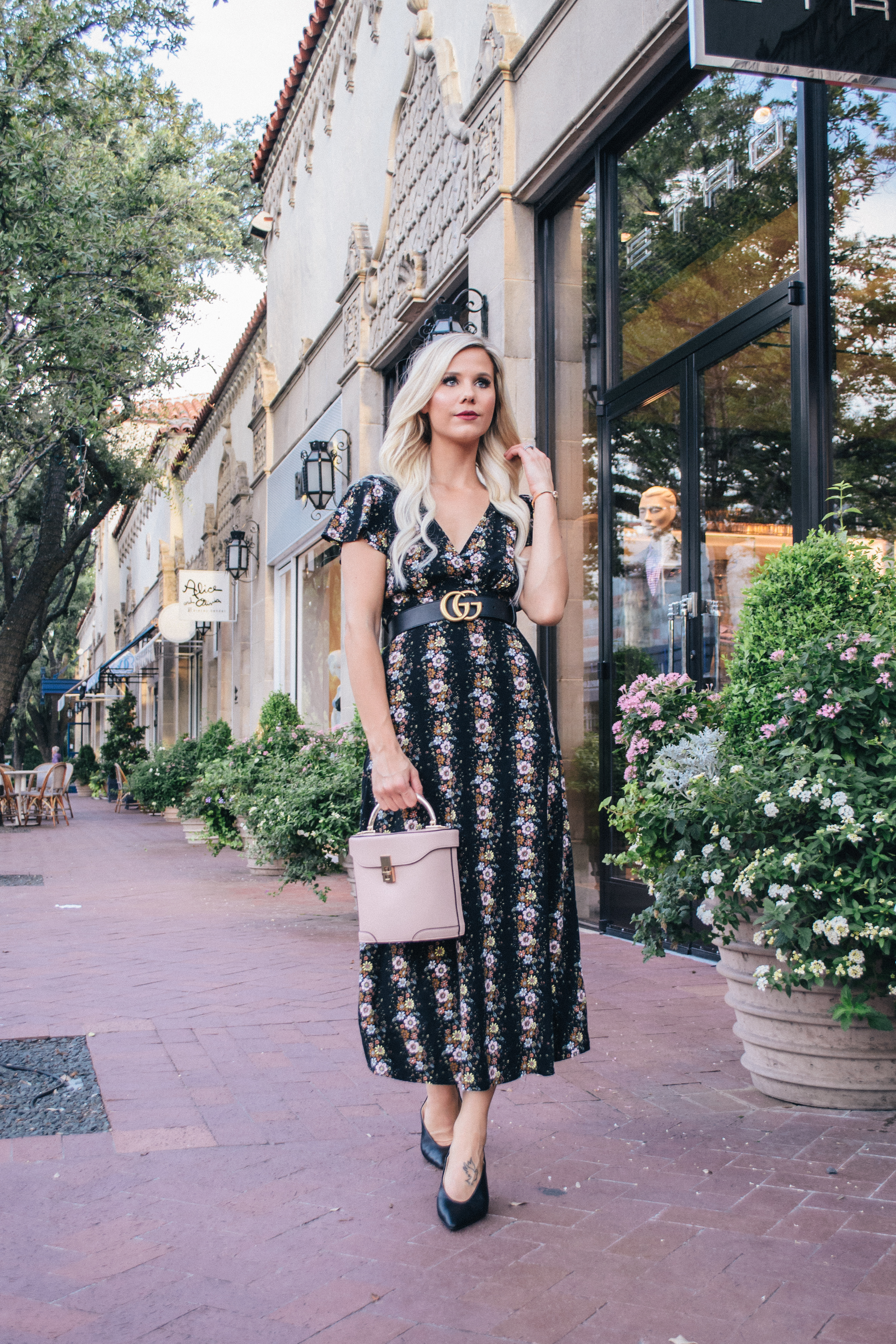 Get your wardrobe ready for fall with this dark fall floral Forever 21 maxi dress from Glam Life Living #dallasblogger #fashion #falloutfit #fallflorals 