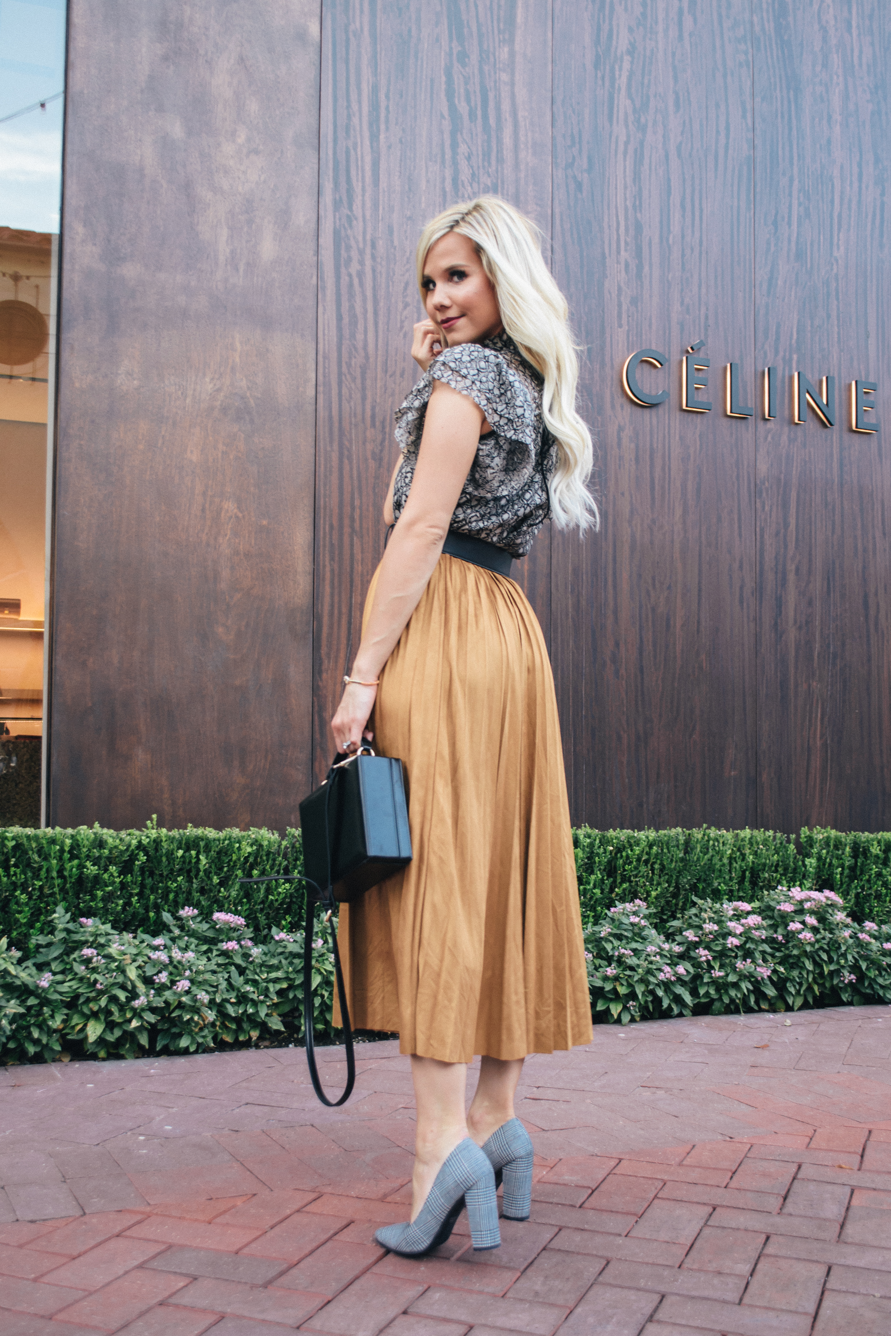 These fall fabrics are on serious trend for the fall 2018 season. Hannah McDonnell of Glam Life Living is breaking down what to wear for fall in this pleated faux suede skirt on Glam Life Living #fallotufit #falltrends #fallfashion #outfit