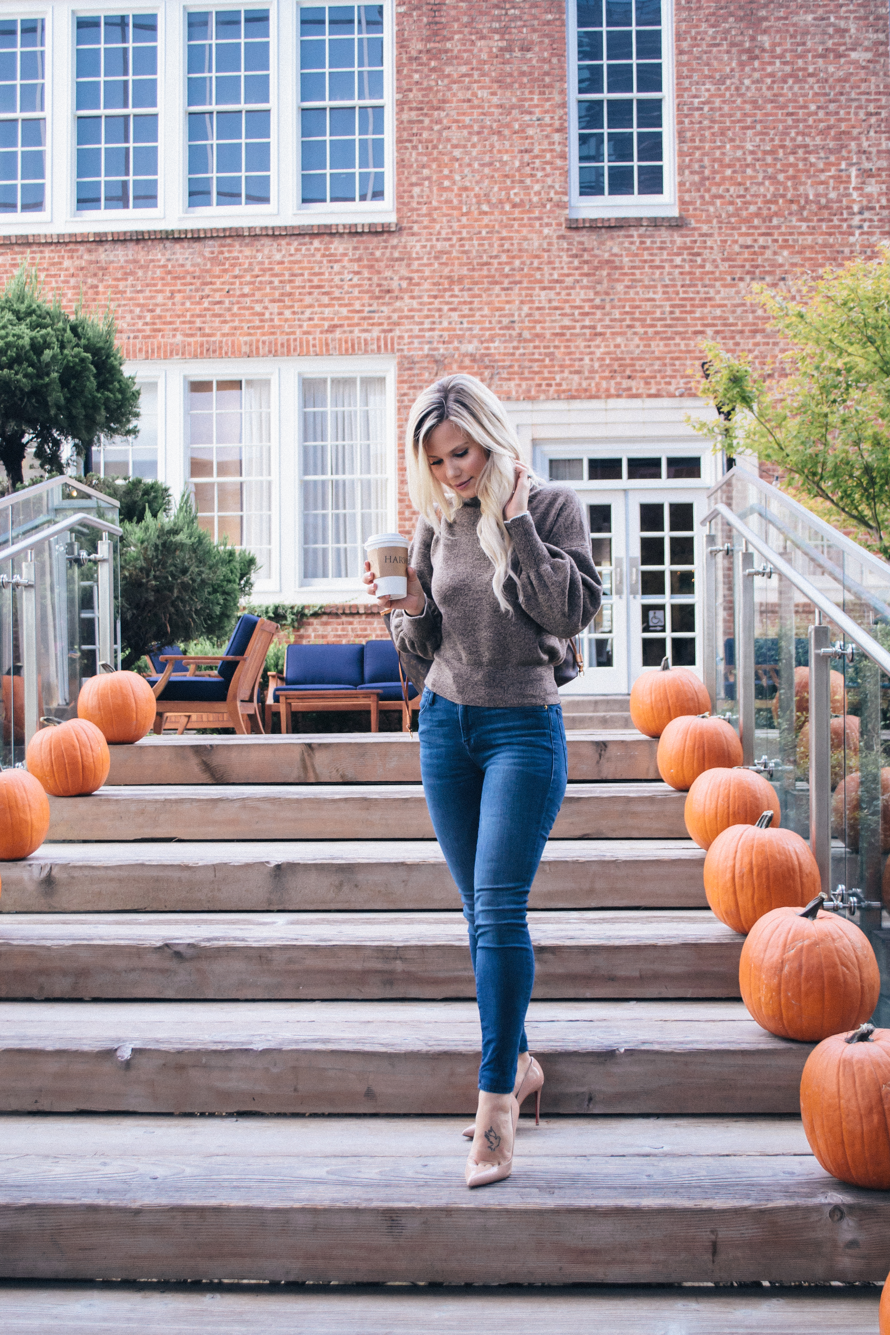 The perfect sweater weather pumpkin patch outfit #sweaterweather #faloutfit #fallstyle 