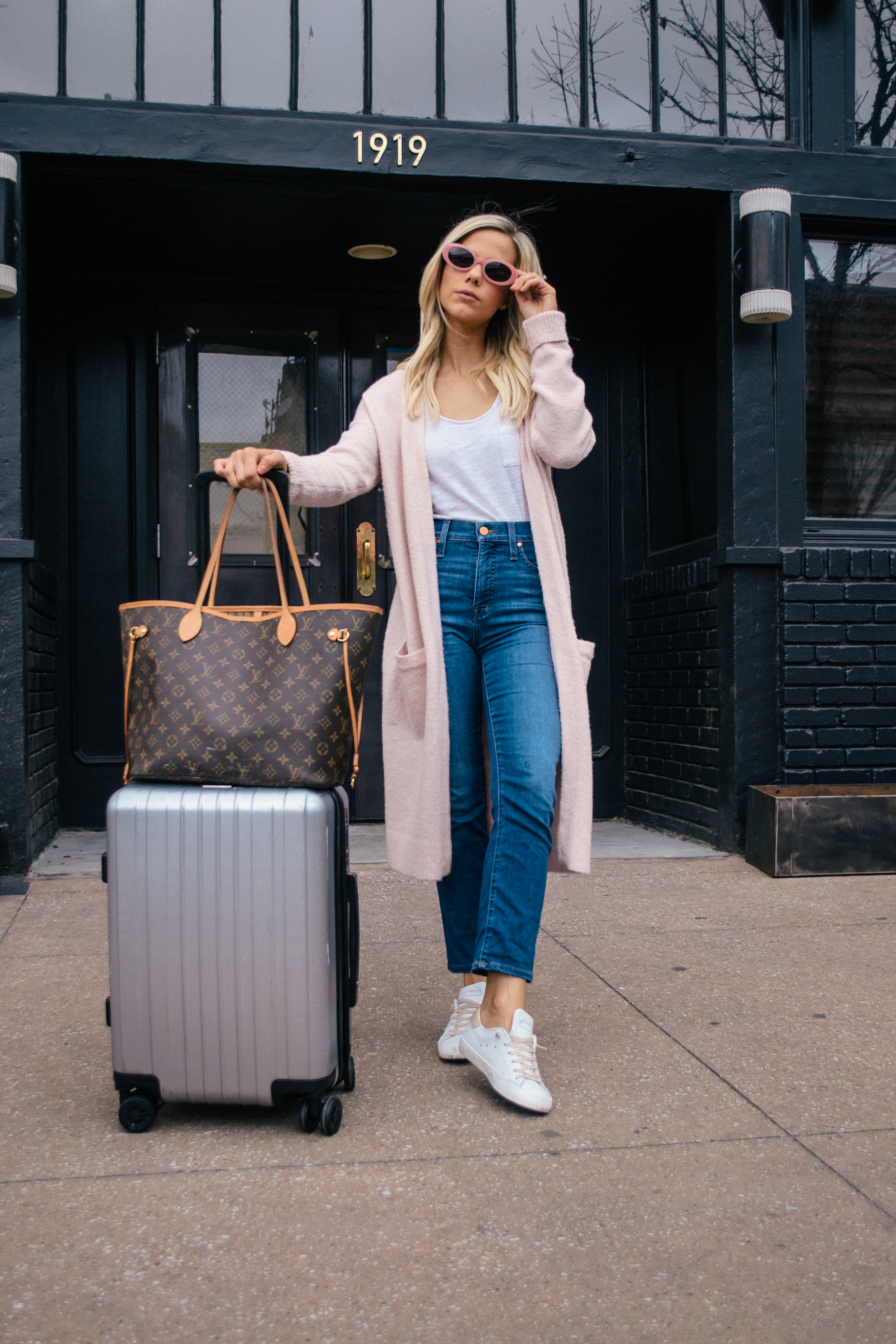 Cute and comfortable airport travel outfit #airportstyle #airportoutfit #traveloutfit #travelstyle #travel