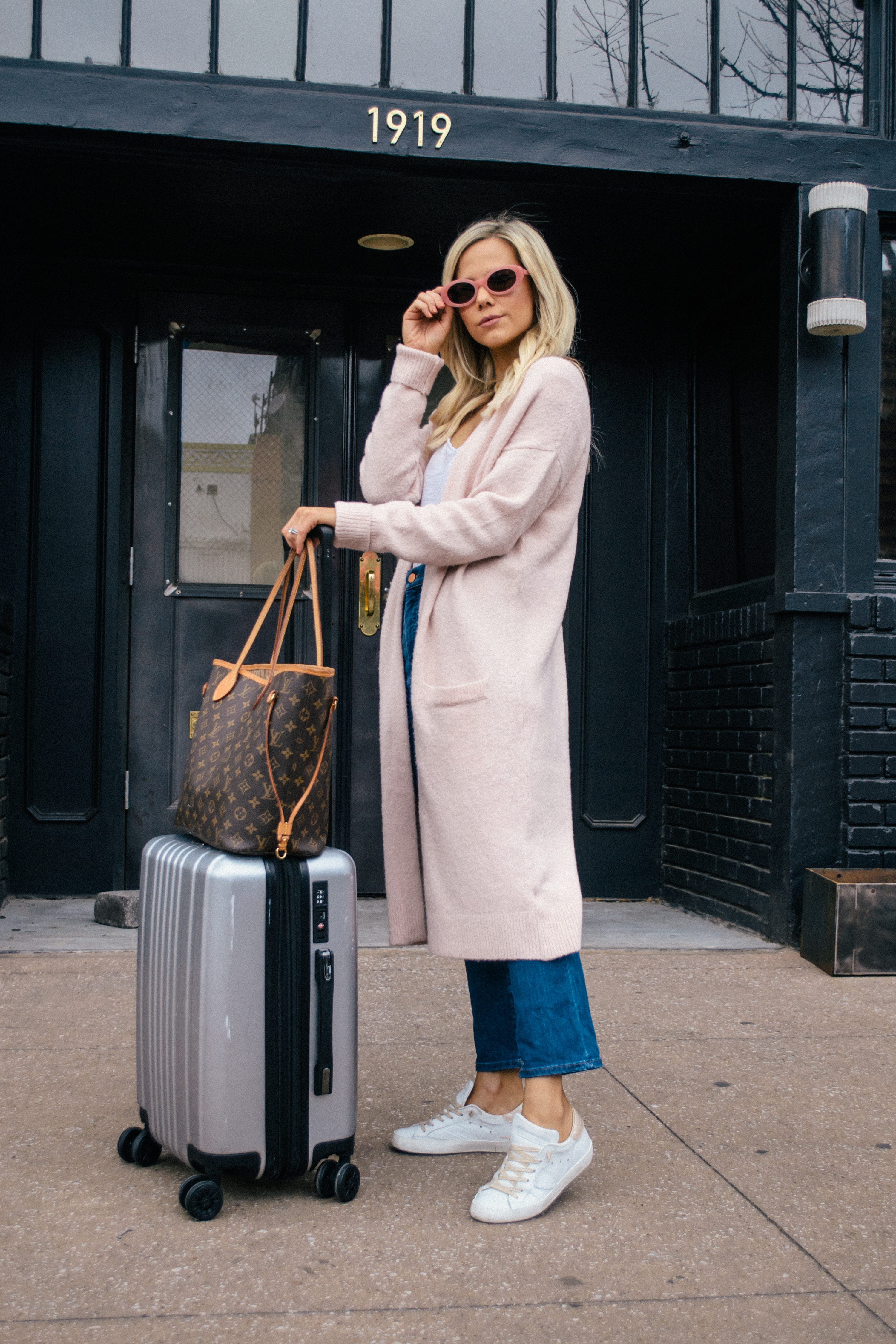 Cute and comfortable airport travel outfit #airportstyle #airportoutfit #traveloutfit #travelstyle #travel