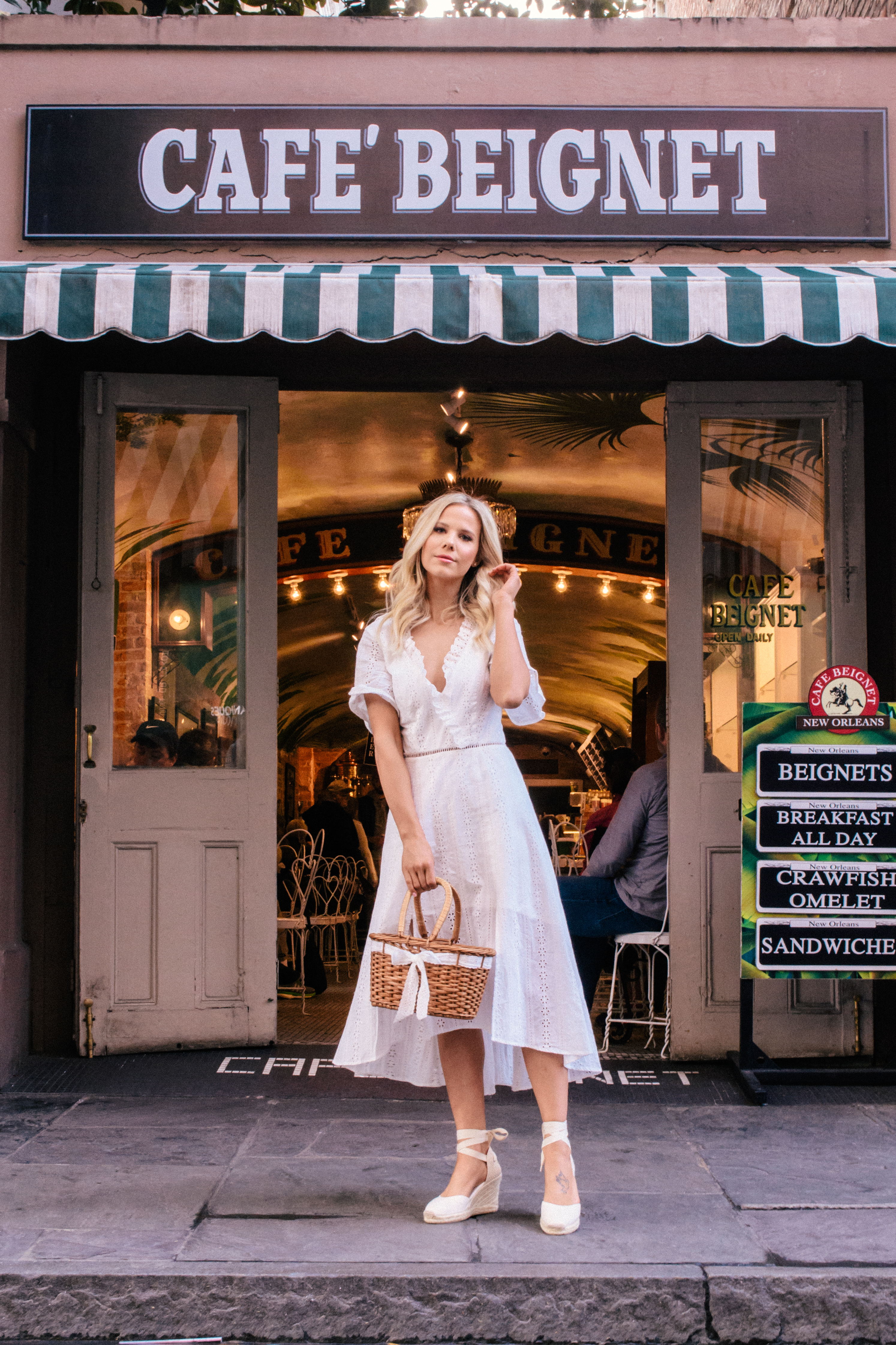 Café Beignet in New Orleans #blogger #neworleans #whitedress 