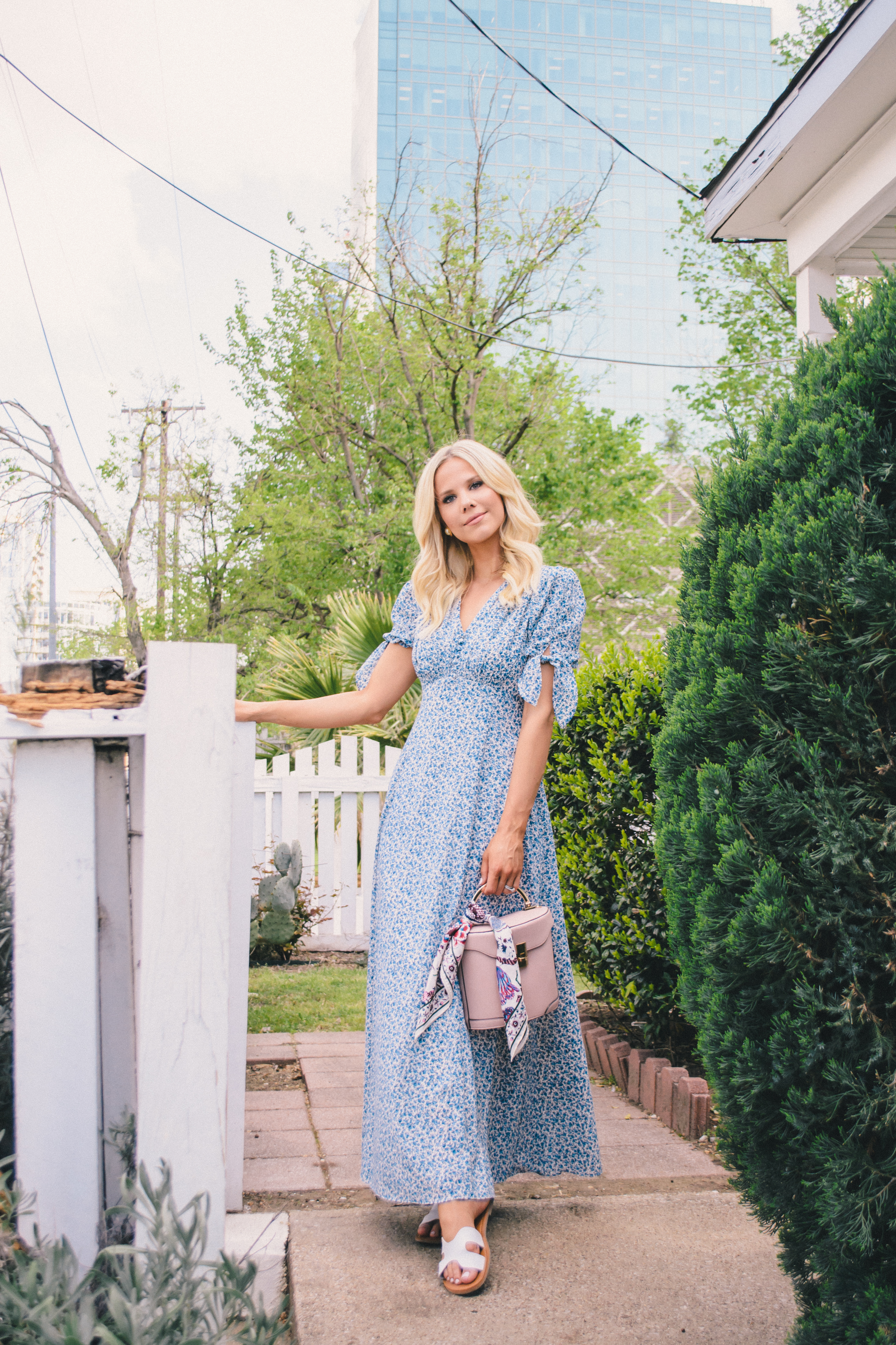 The Perfect Gal Meets Glam flowy dress for Easter 2019 #galmeetsglam #auroradress #easter #easteroutfit 