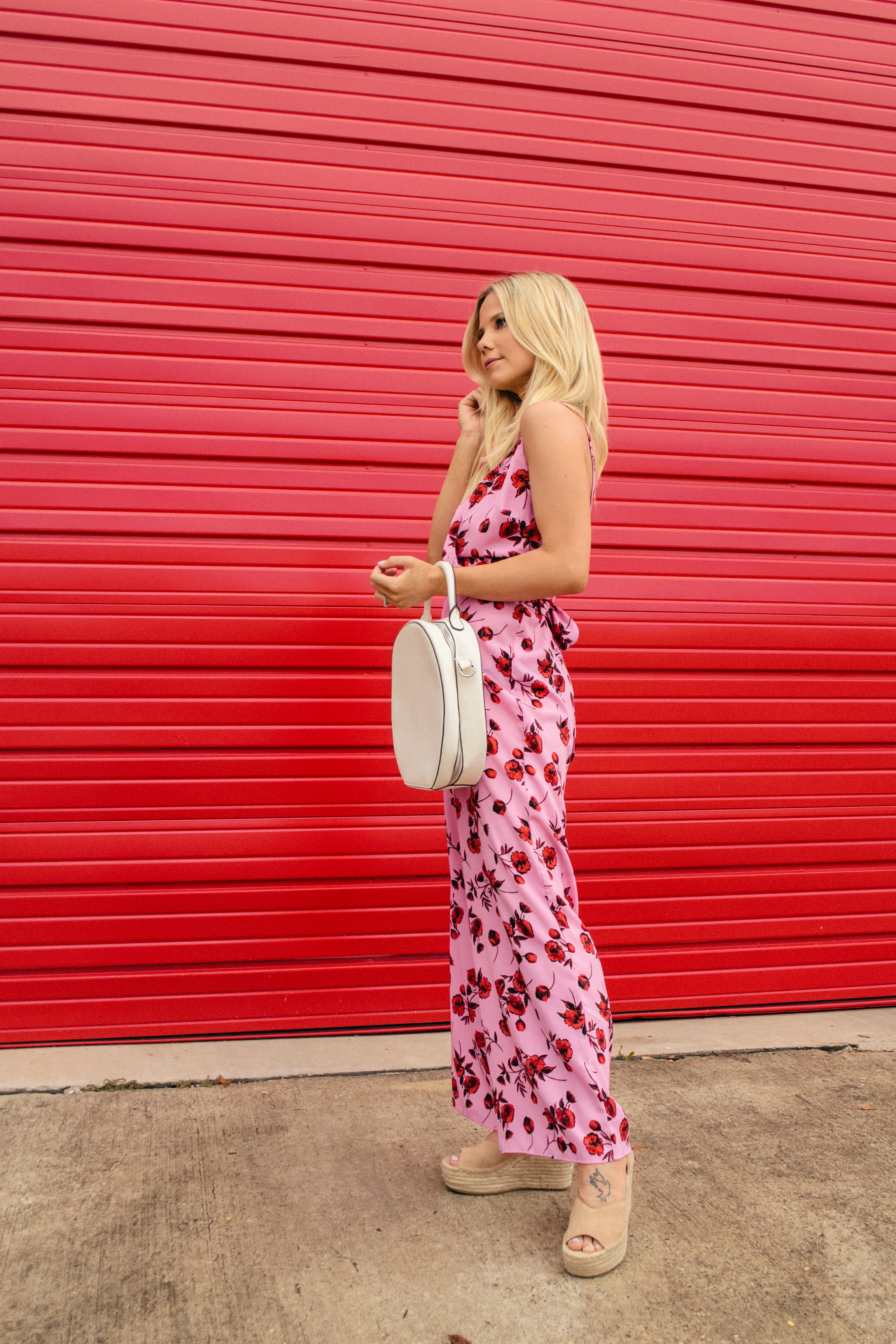 Floral red and pink jumpsuit to wear to a summer wedding #jumpsuit #jumpsuits 
