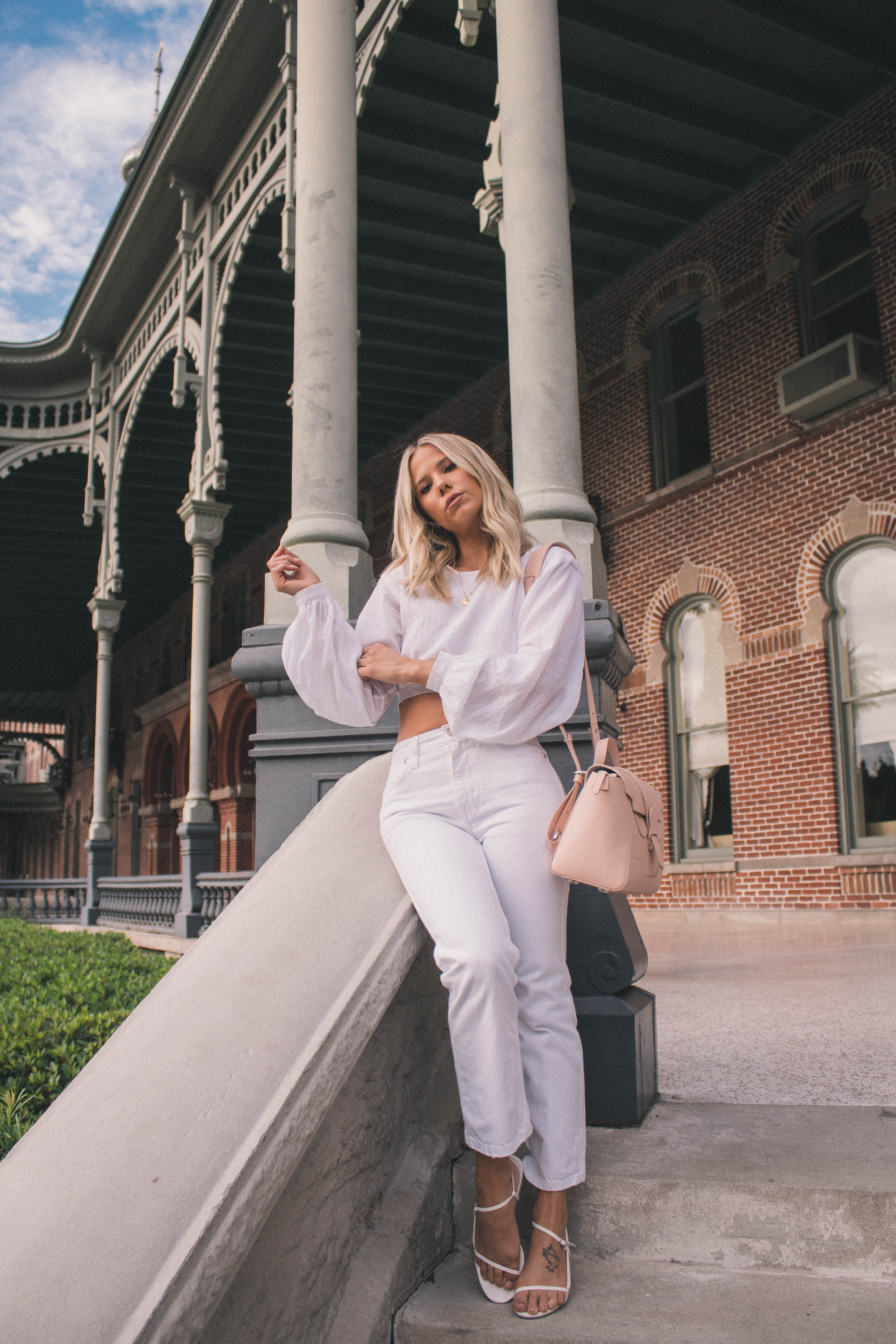 All White Outfit for Spring #whitejeans #whiteoutfit #springoutfit 