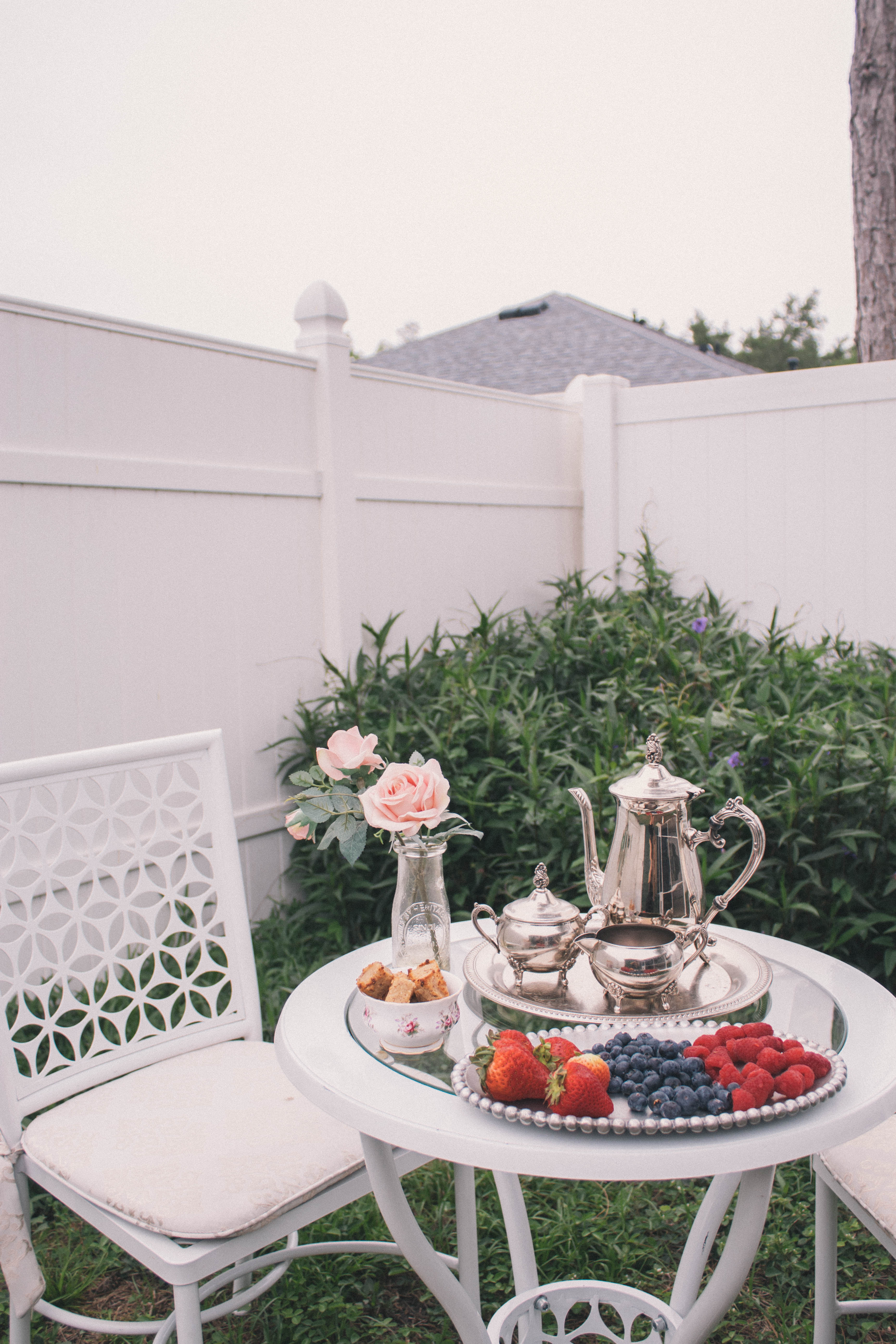 vintage backyard tea party #teaparty #outdoordecor 
