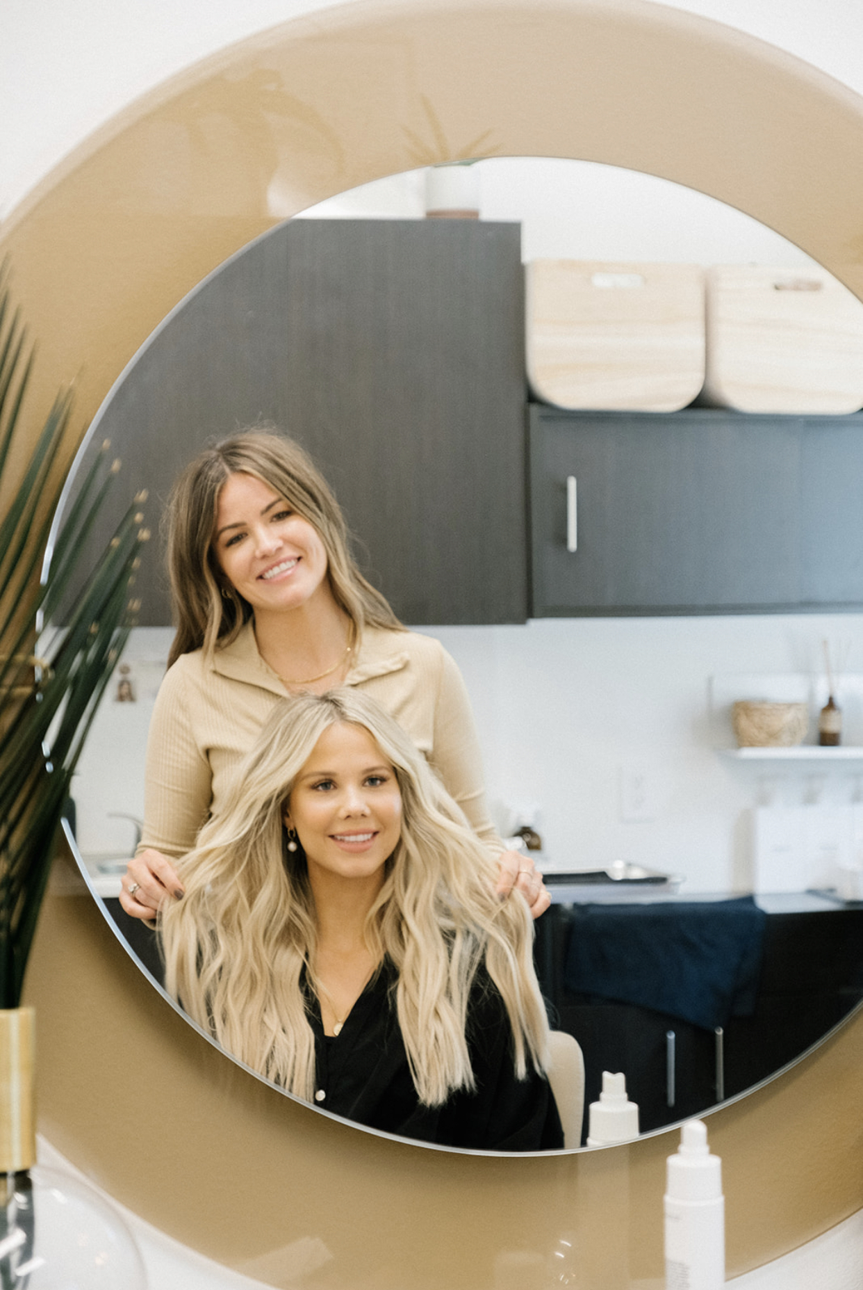 Deciding to get long blonde hand tied hair extensions? See the hair extensions before and after from a Florida hair stylist! #hairextensions #handtiedextensions #blondehair