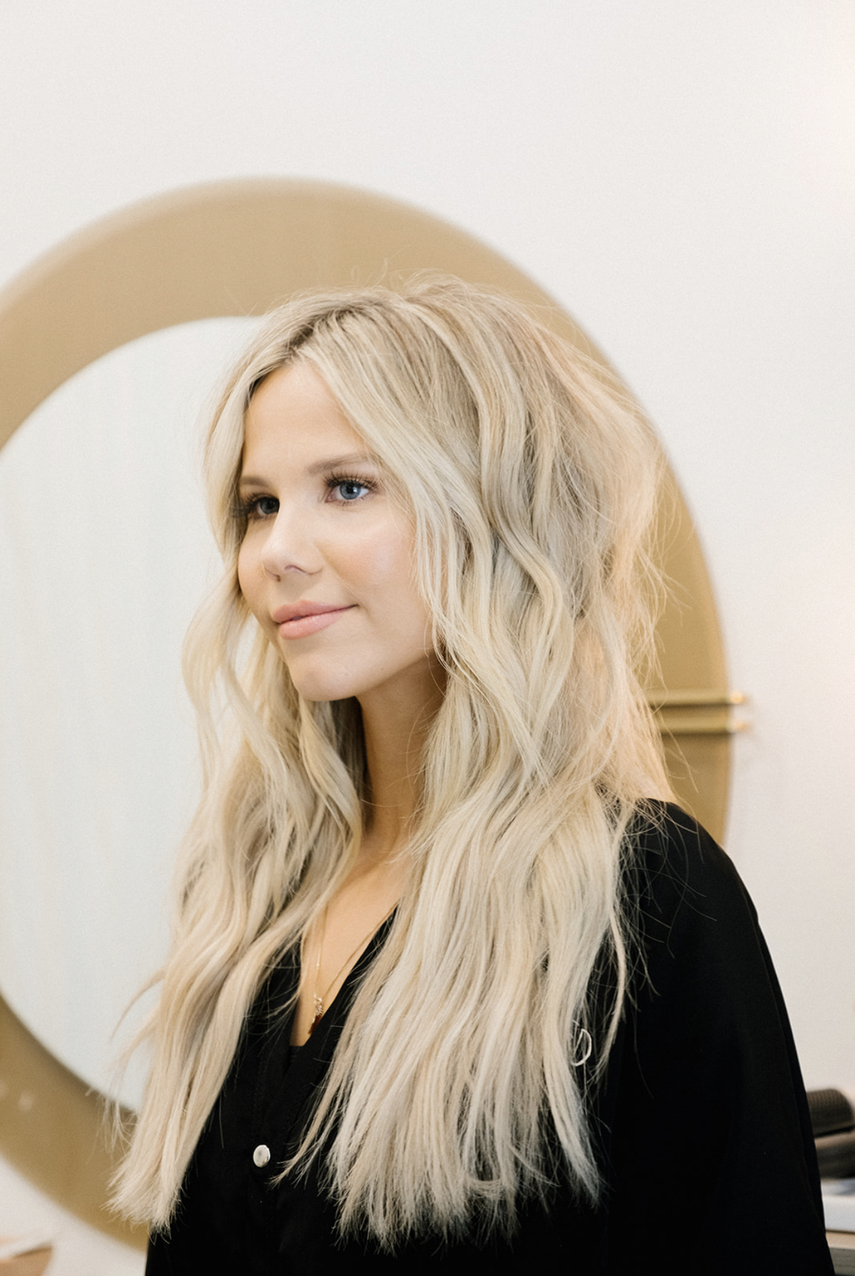 Deciding to get long blonde hand tied hair extensions? See the hair extensions before and after from a Florida hair stylist! #hairextensions #handtiedextensions #blondehair